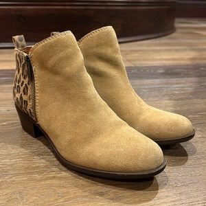 Lightly worn Lucky Brand booties size 8